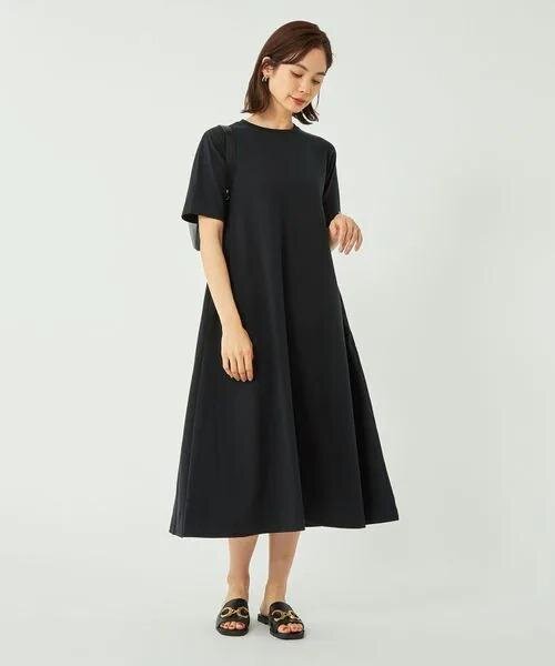 サンダルをはいた女性