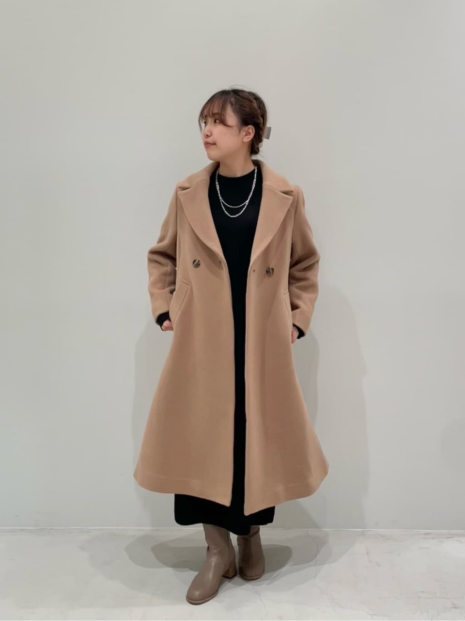 コートを着た女性