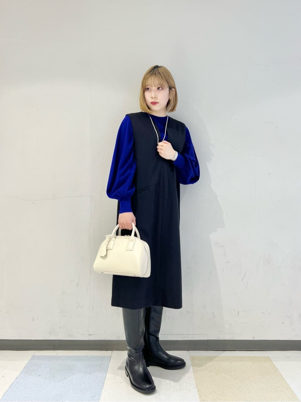 ジャンパースカートを着た女性