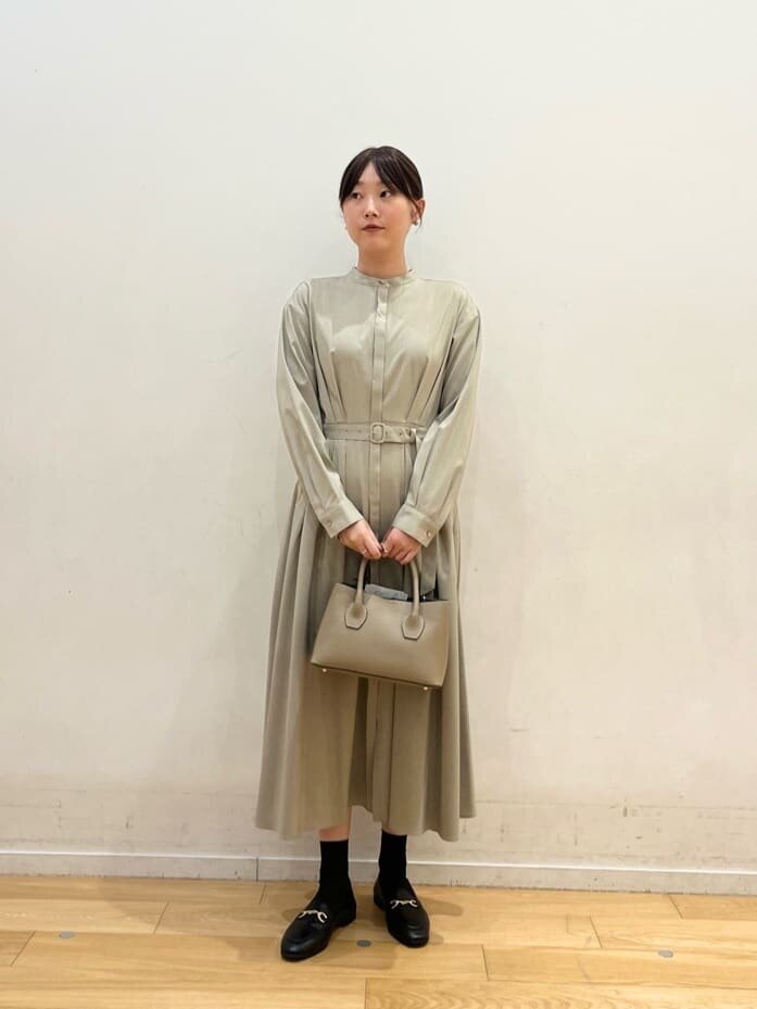ワンピースを羽織った女性