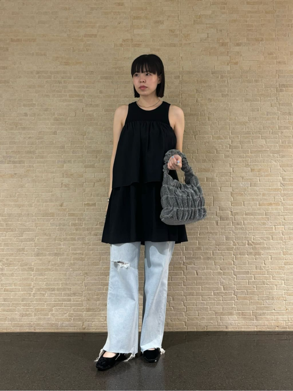 デニムパンツをはいた女性