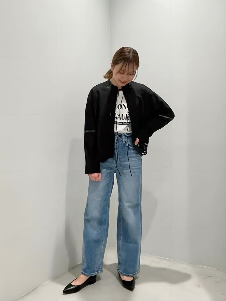 デニムパンツをはいた女性