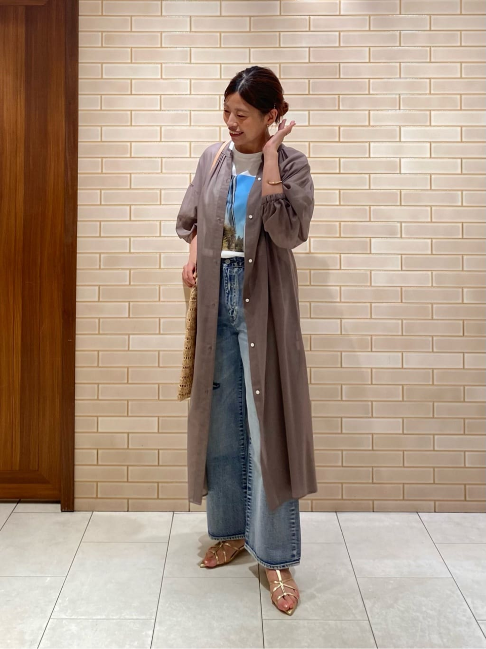 デニムパンツをはいた女性