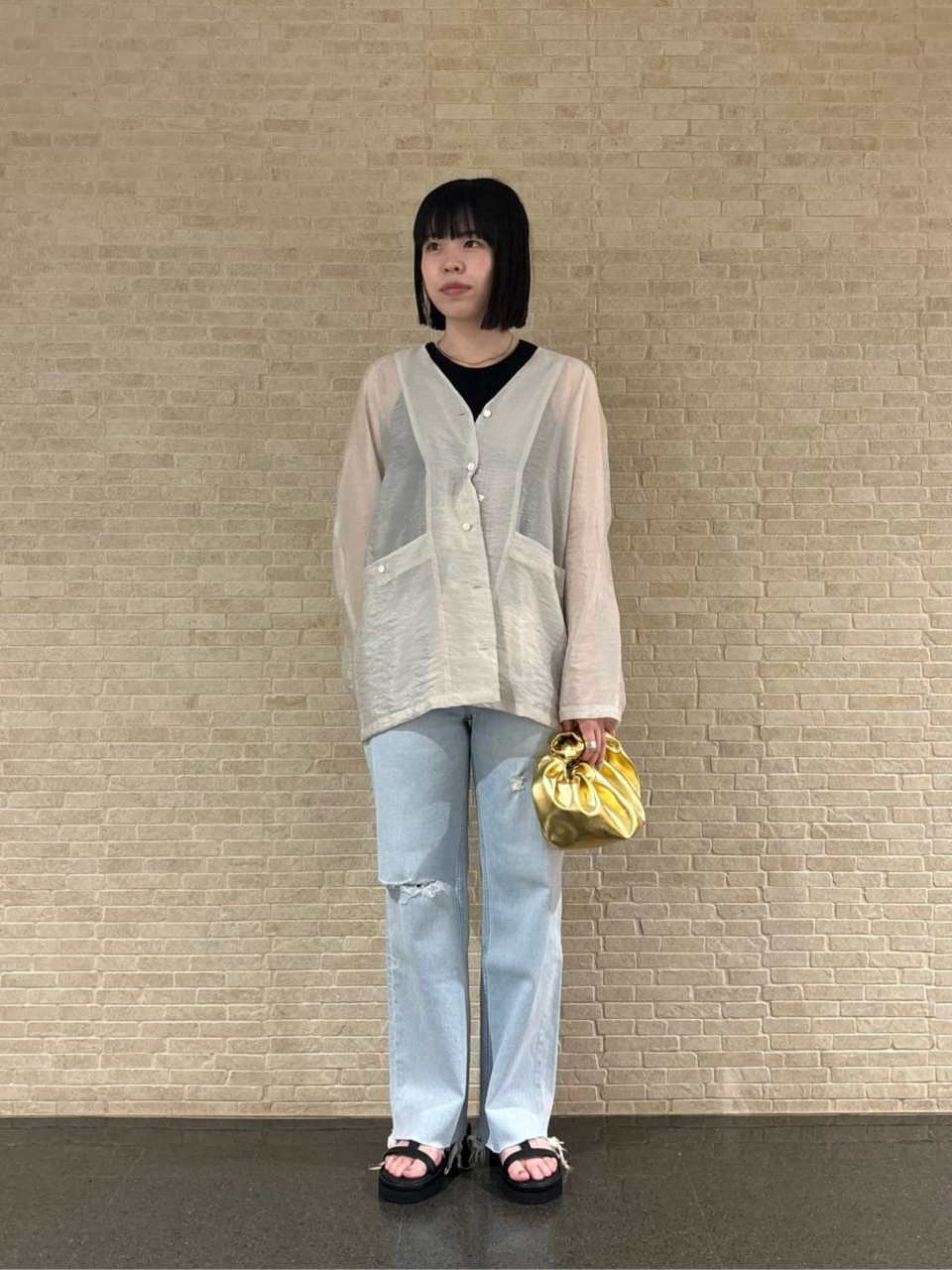 デニムパンツをはいた女性