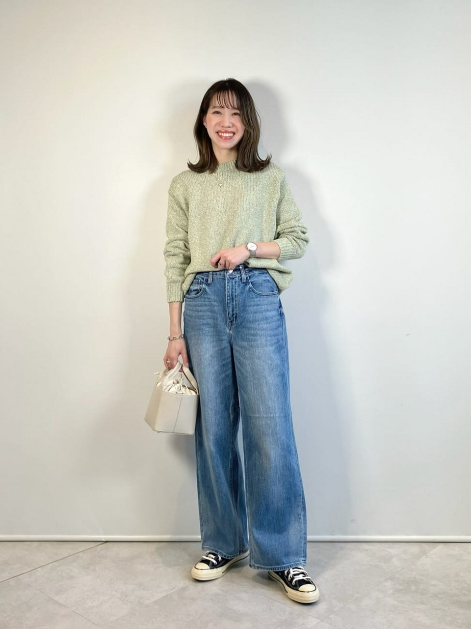 デニムパンツをはいた女性