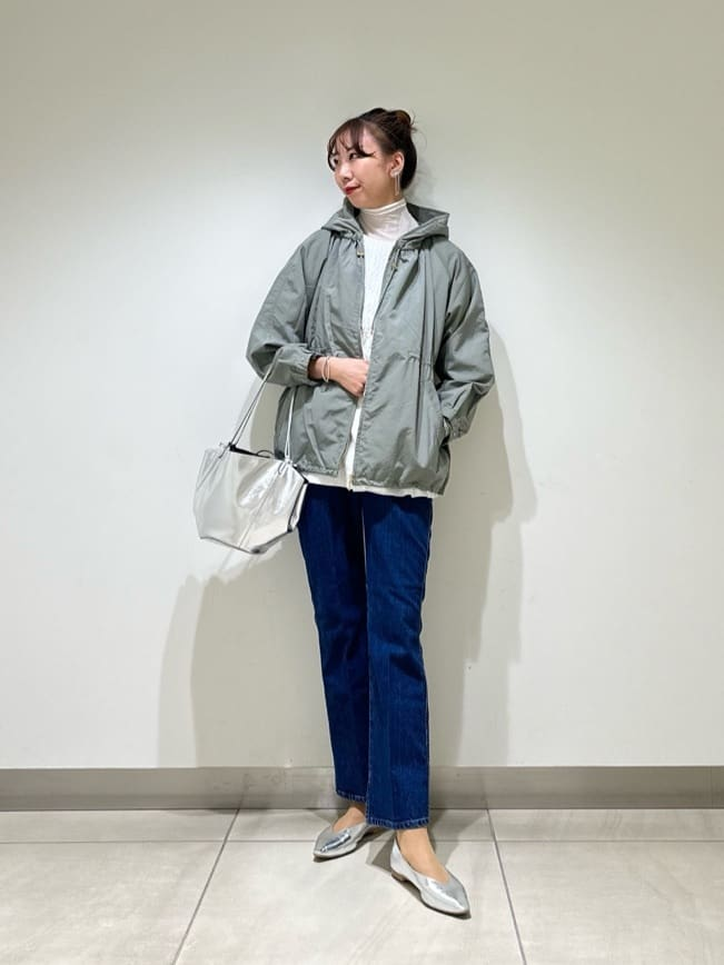 デニムパンツをはいた女性