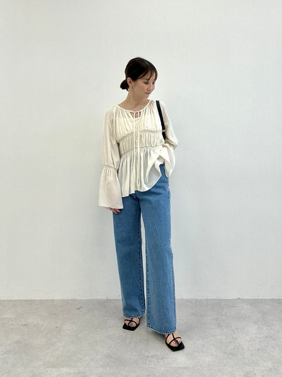 デニムパンツをはいた女性