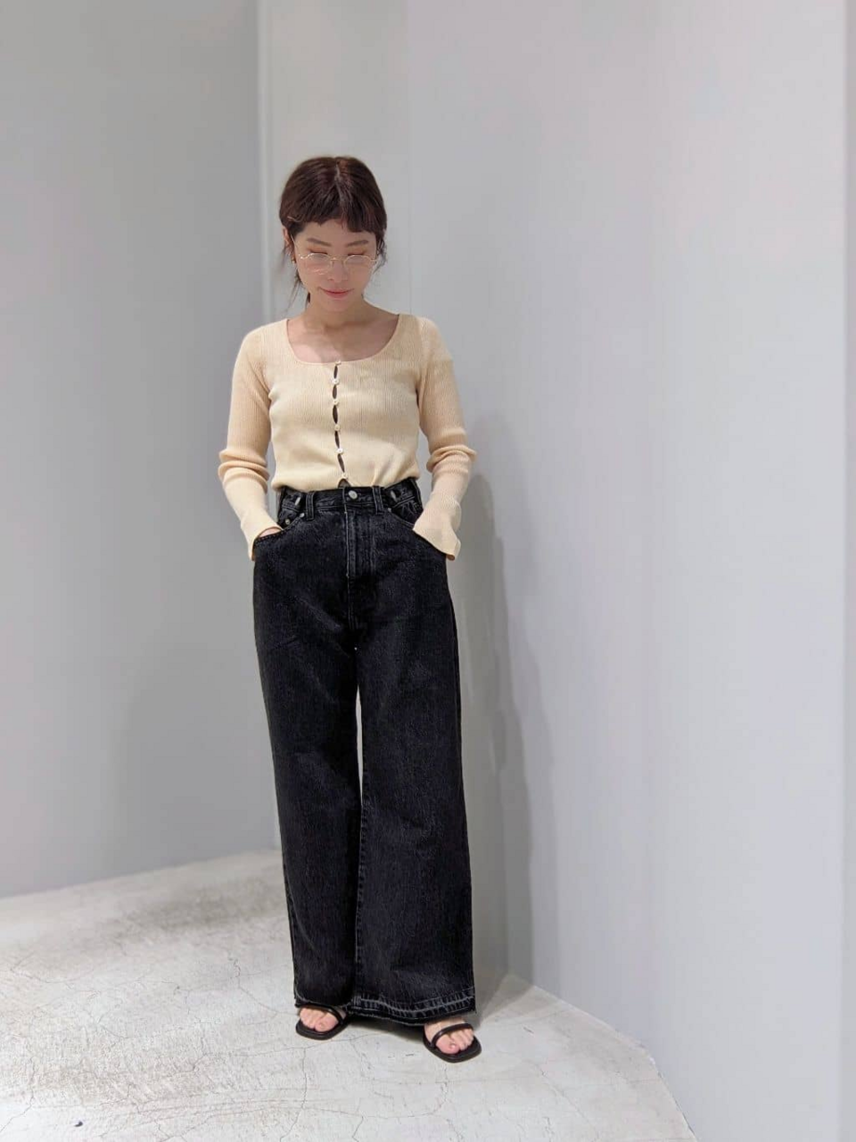 デニムパンツをはいた女性