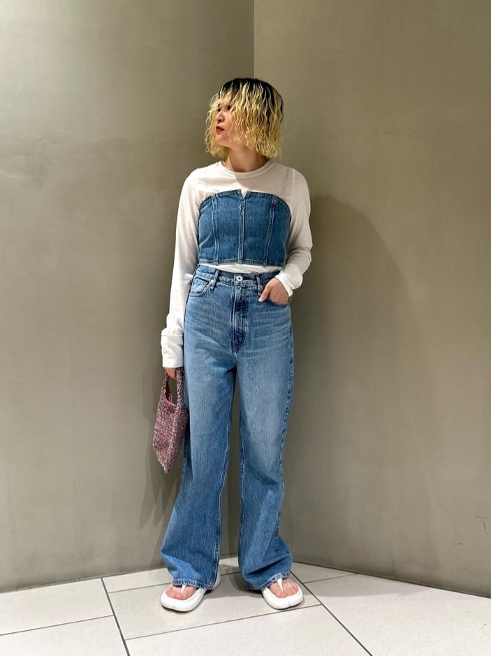 デニムパンツをはいた女性