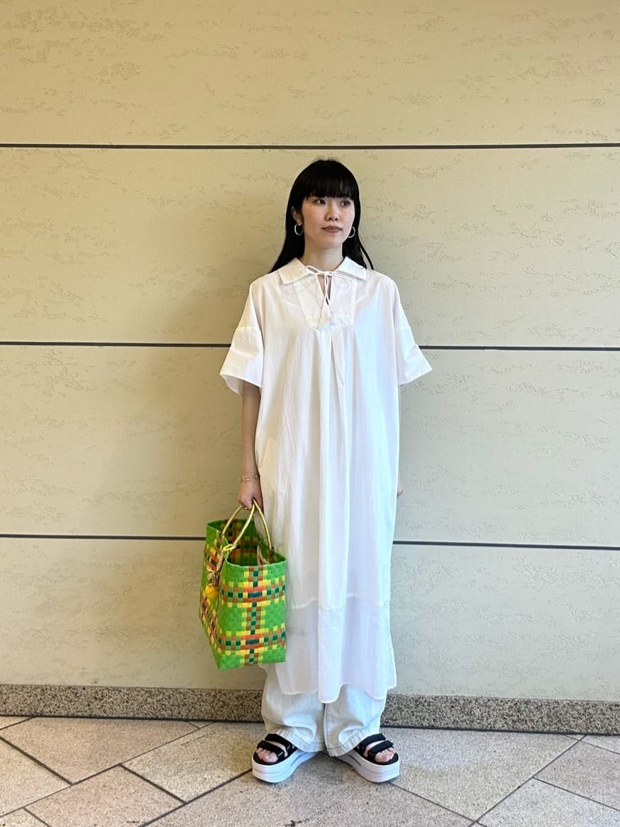 ワンピースを着た女性