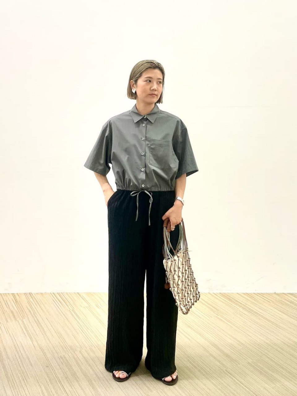 シャツを着た女性