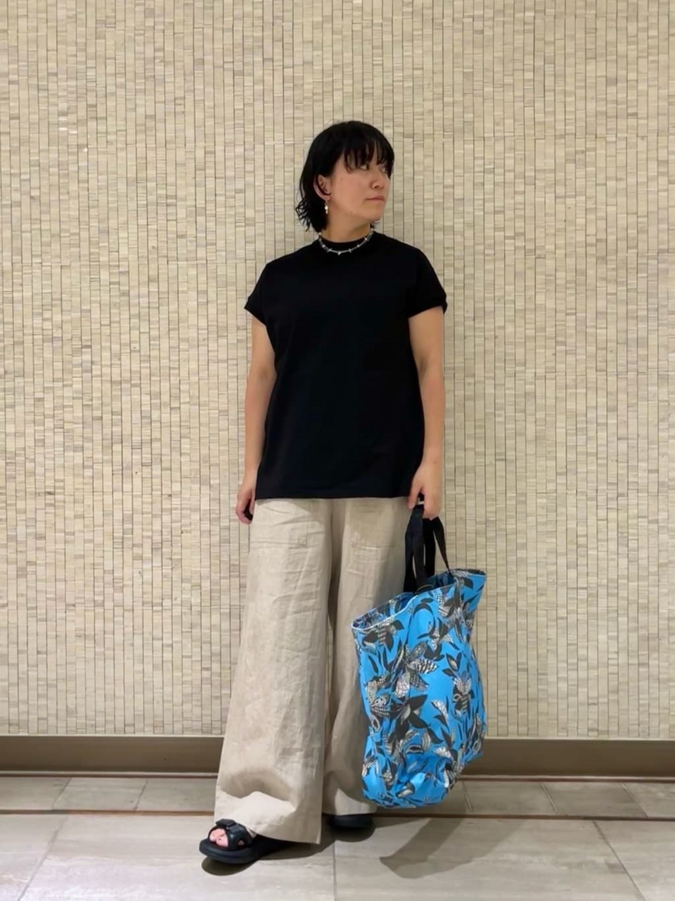 カットソーを着た女性