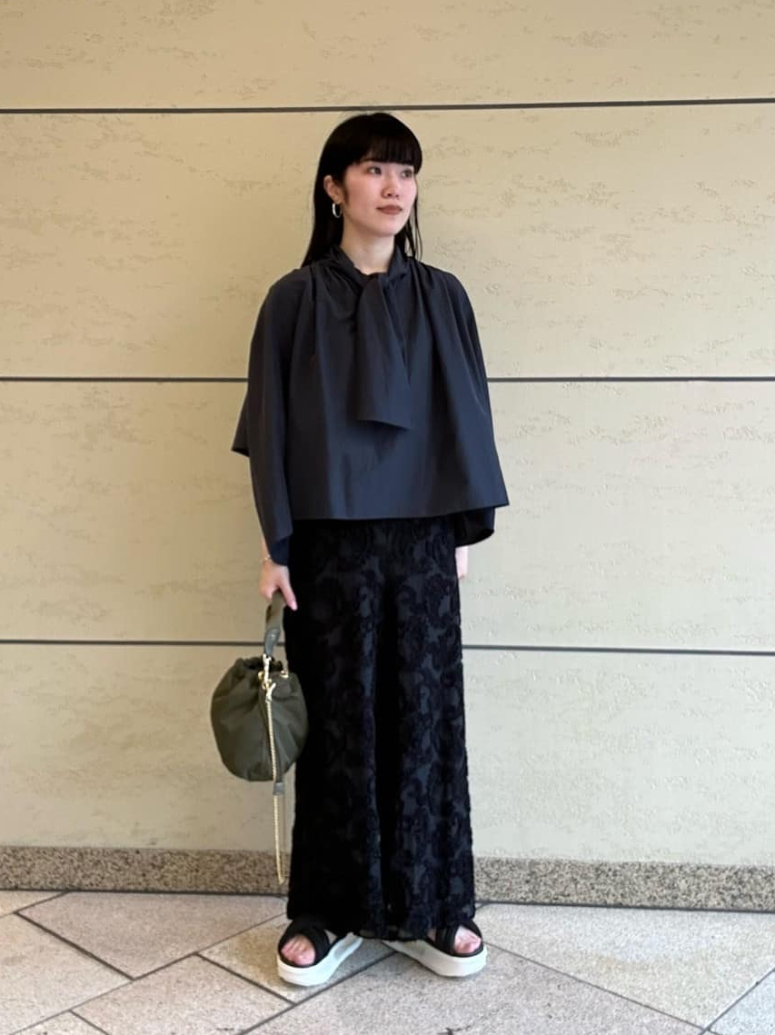 ブラウスを着た女性