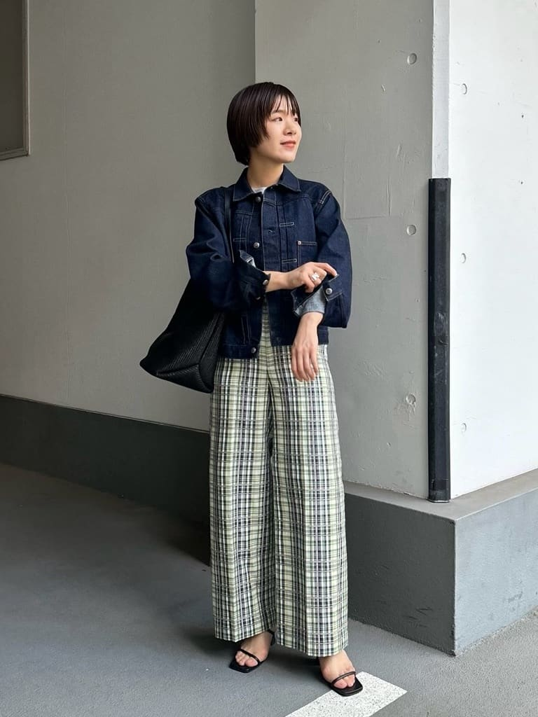 デニムジャケットを着た女性