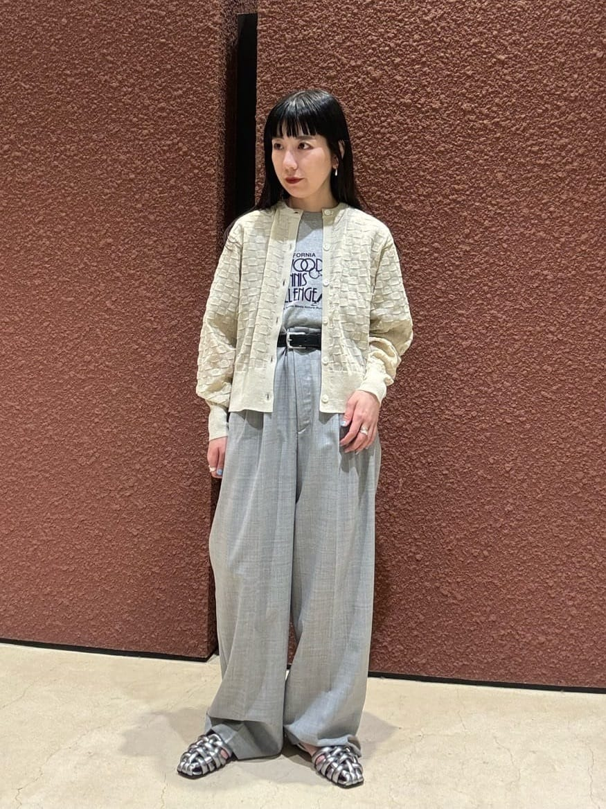 カーディガンを着た女性