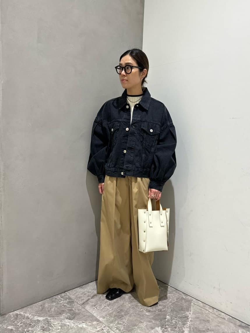 デニムジャケットを着た女性