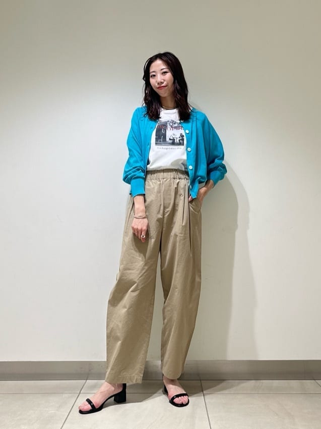 カーディガンを着た女性