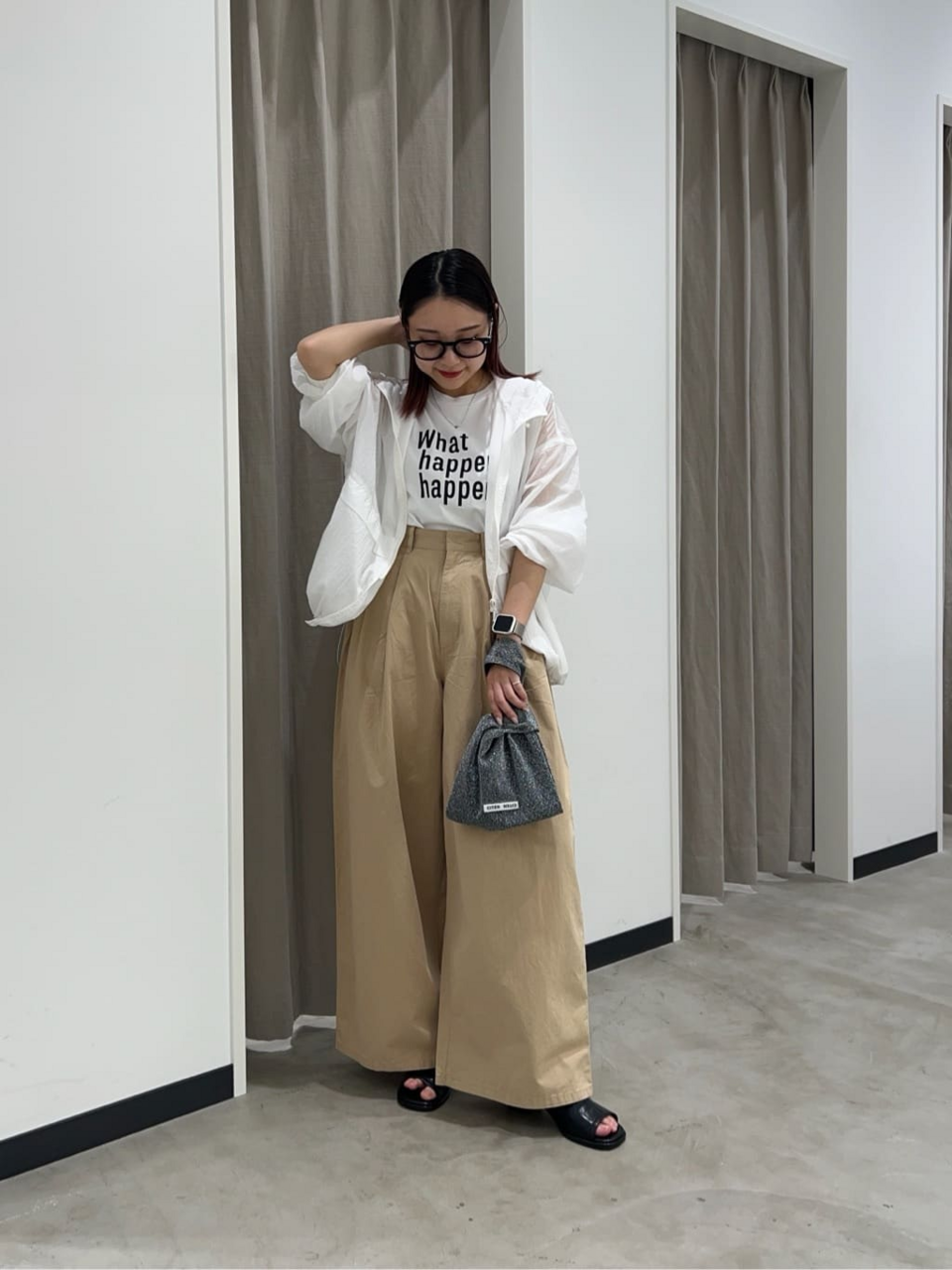 パーカーを着た女性