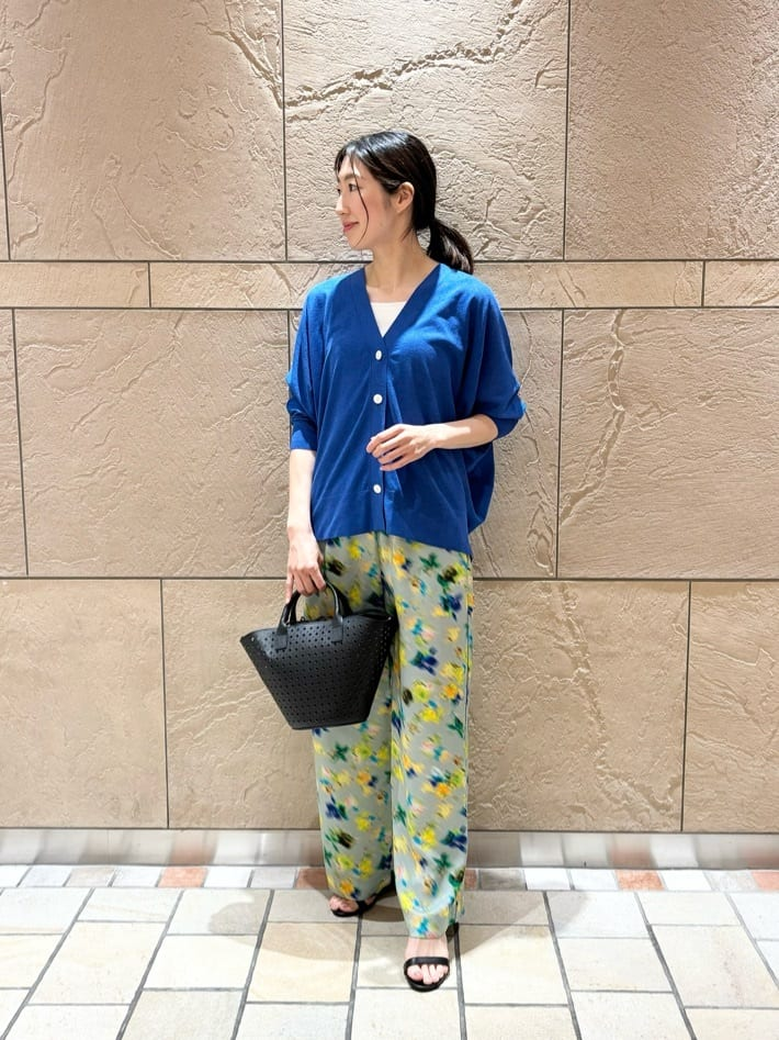 カーディガンを着た女性