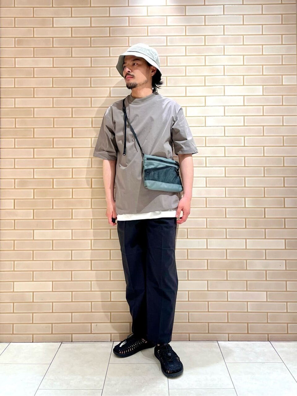 Tシャツとワイドイージーパンツのメンズ旅行コーデ