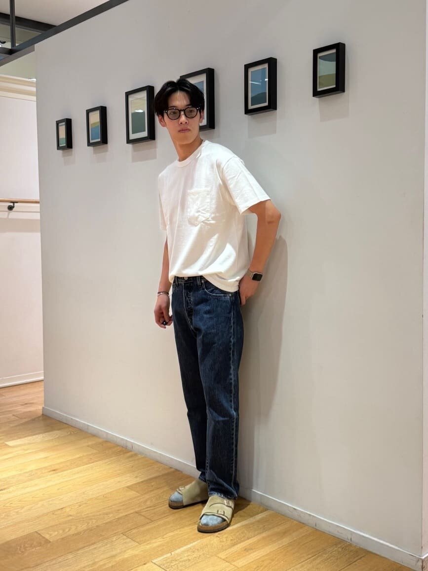 白Tシャツ×デニムパンツのコーデ