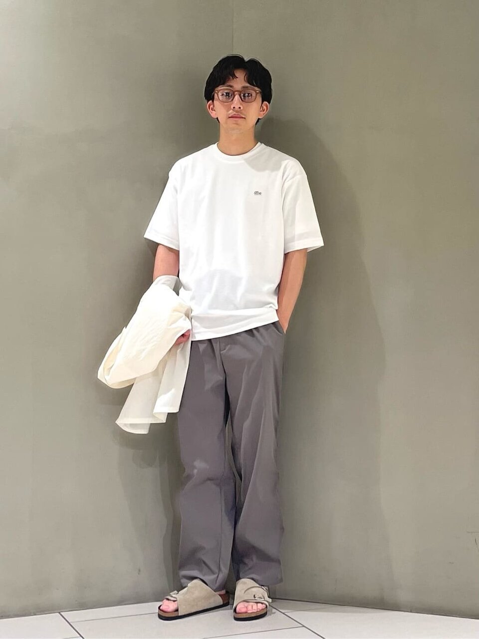 白Tシャツ×テーパードパンツのコーデ