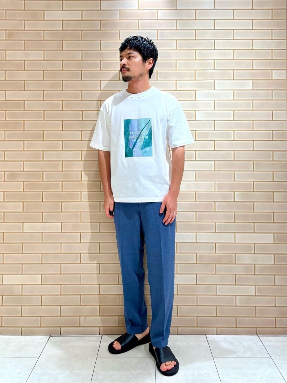 白Tシャツ×カラーパンツのコーデ