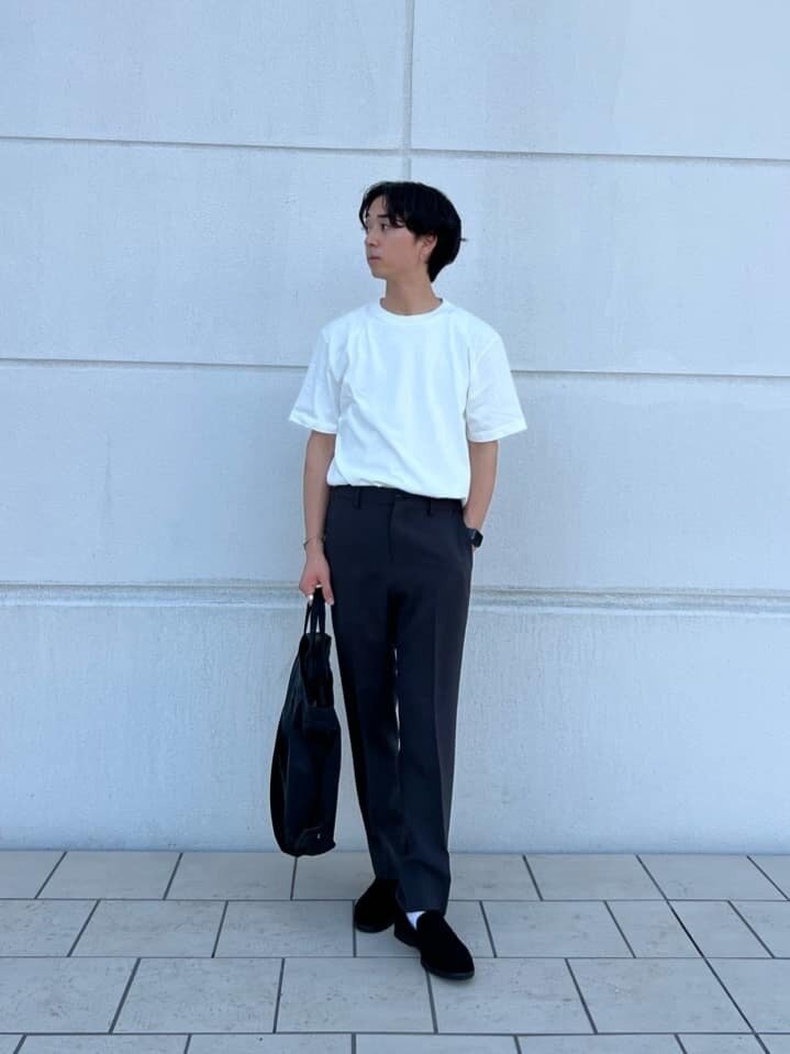 白Tシャツ×スラックスのコーデ