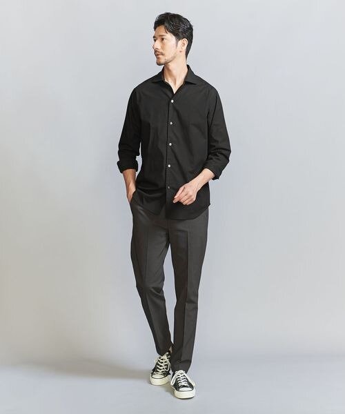ダークカラーのシャツとパンツを使った旅行用の服装