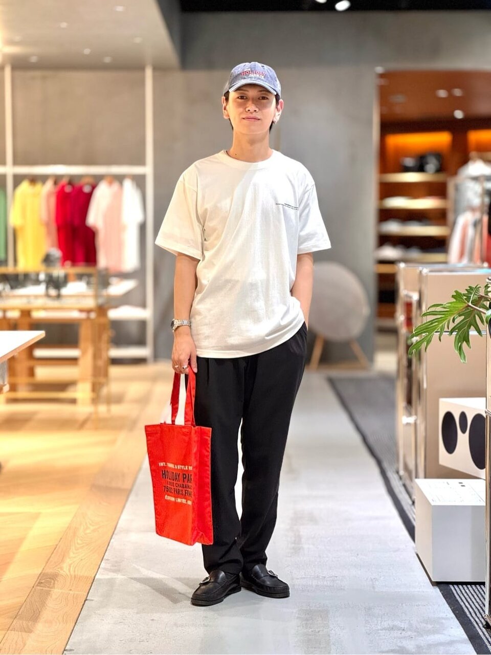 白Tシャツにキャップやローファーをあわせたコーデ