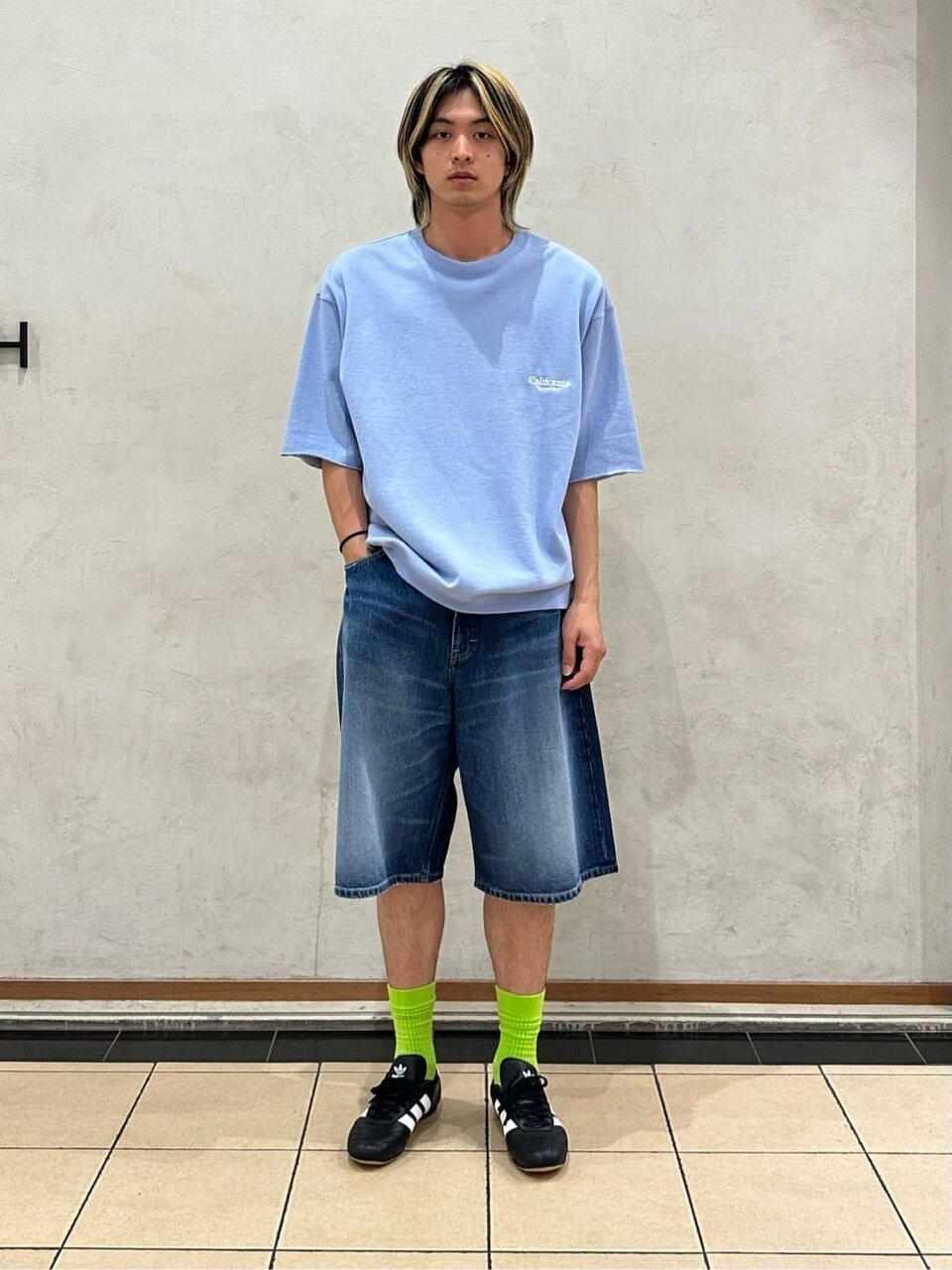 スウェット×デニムパンツコーデ