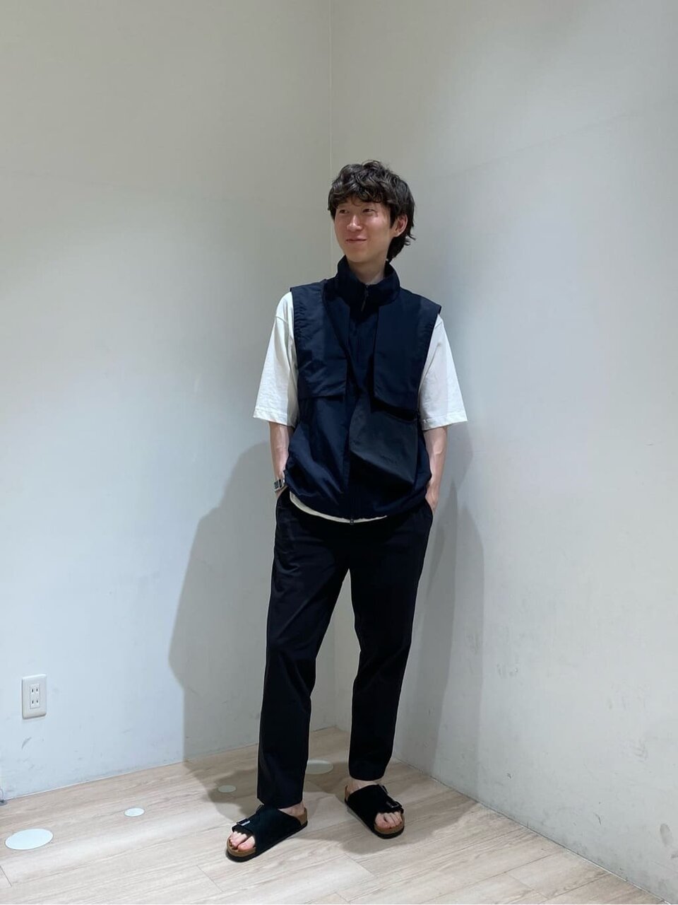 白Tシャツ×ベストをあわせたコーデ