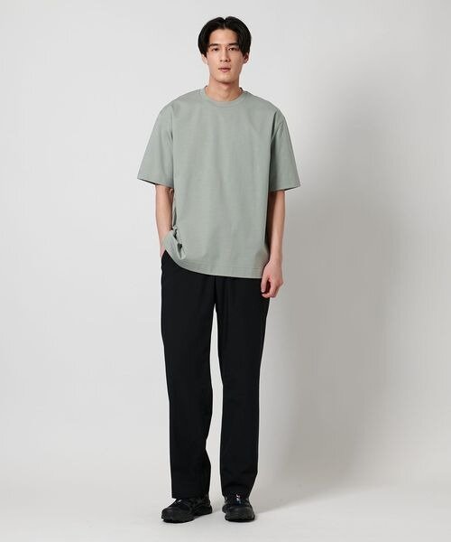 無地のTシャツを着た男性