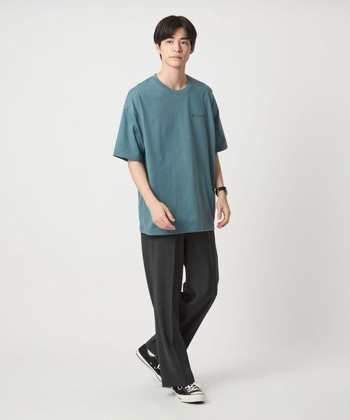 ストレッチ性のあるパンツを穿いた男性