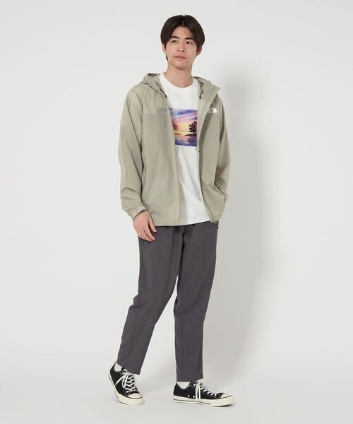 シェルジャケットを着た男性