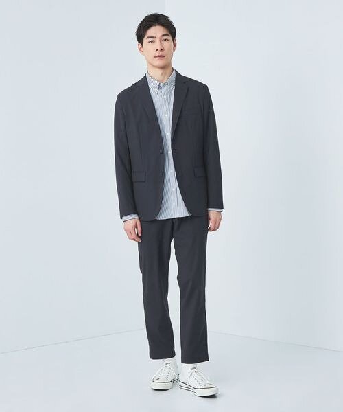 防シワジャケットを着た男性