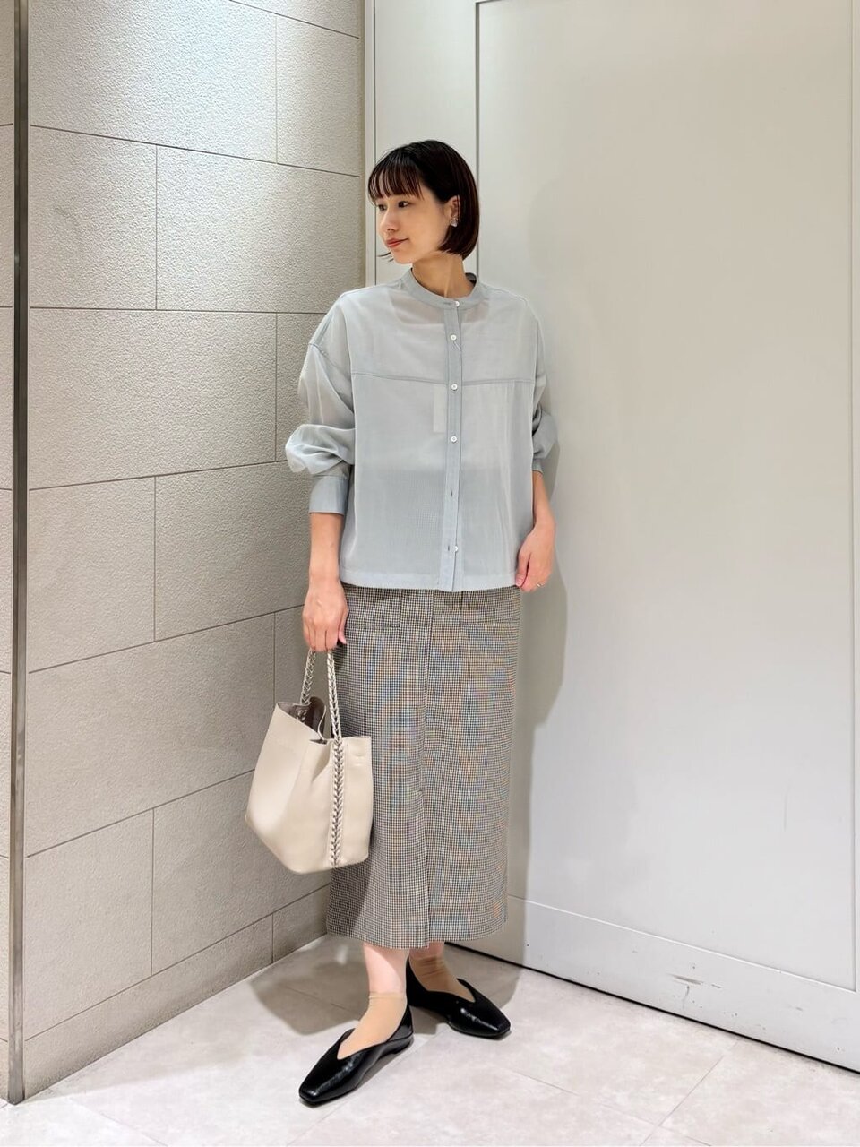 シアーシャツとタイトスカートのコーデ