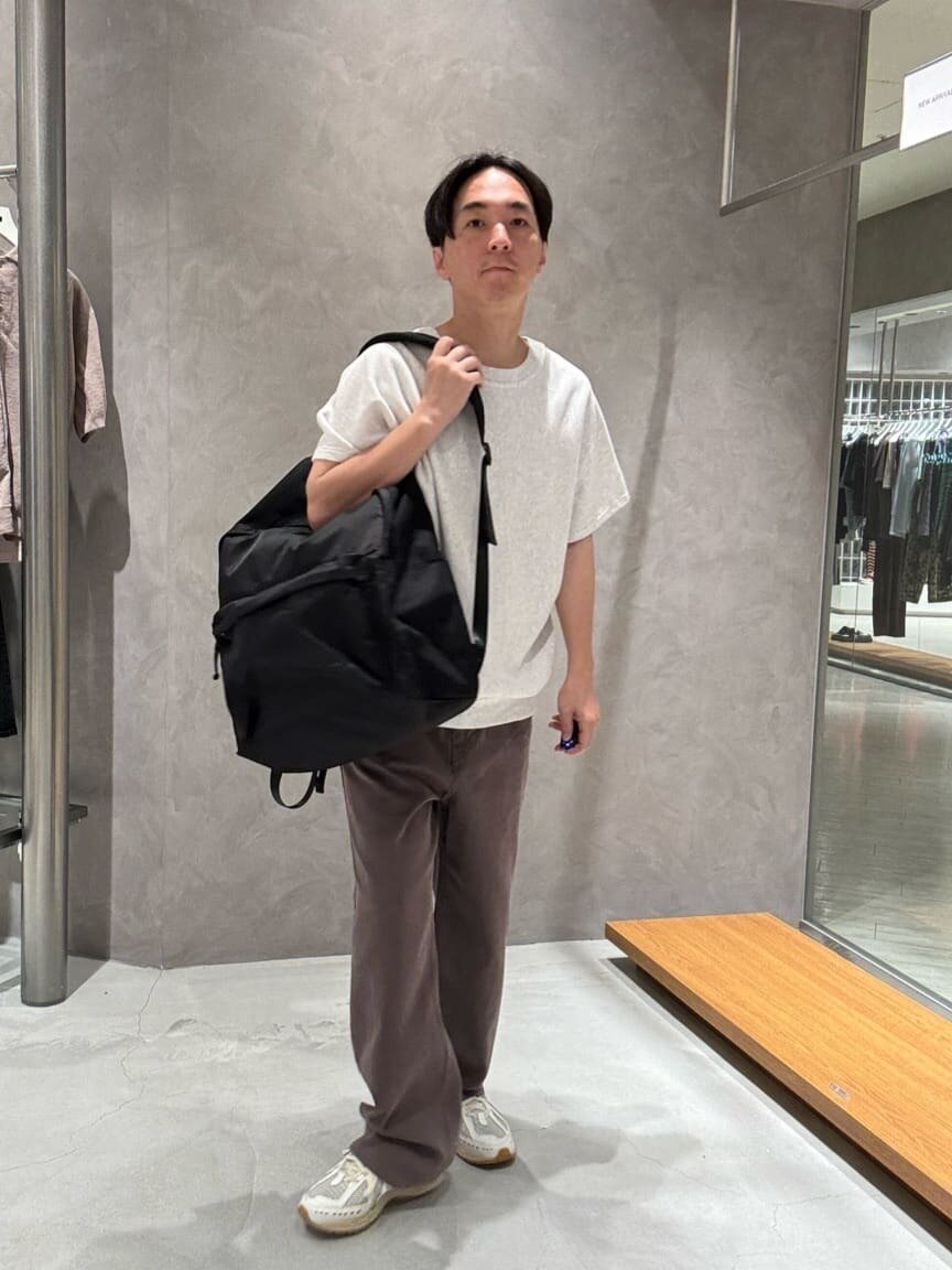 ライトグレーのスウェット×セミワイドパンツコーデ