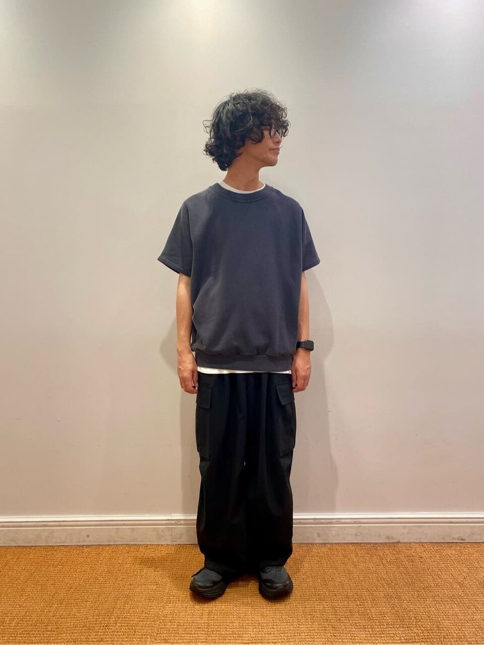 黒のスウェット×カーゴパンツコーデ