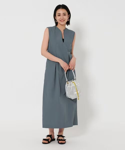 ワンピースを着た女性