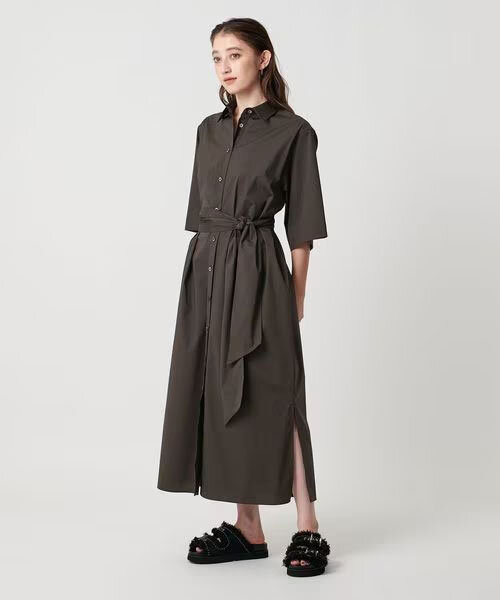 ワンピースを着た女性