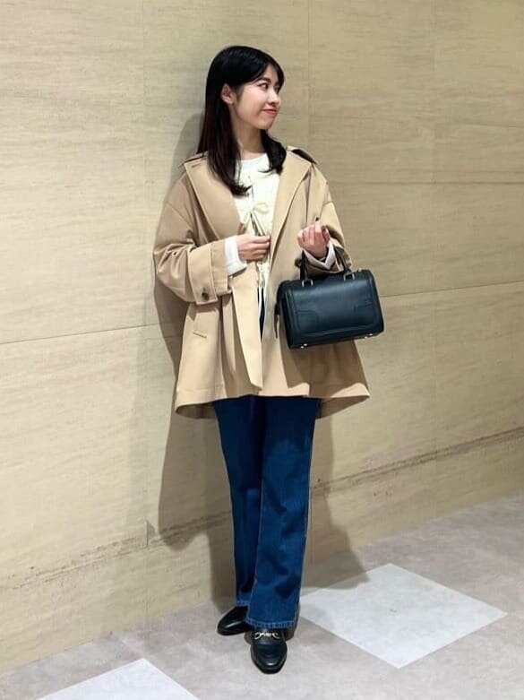 デニムパンツをはいた女性