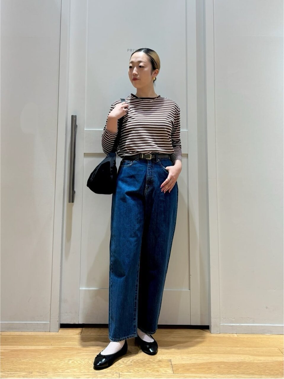 デニムパンツをはいた女性