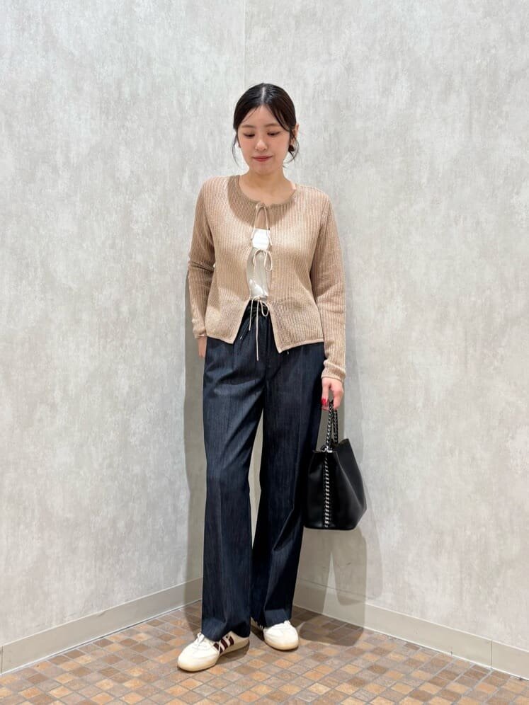 メッシュニットとデニムパンツのコーデ