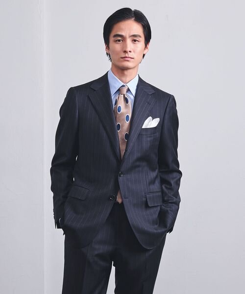 ストライプ柄のスーツを着た男性