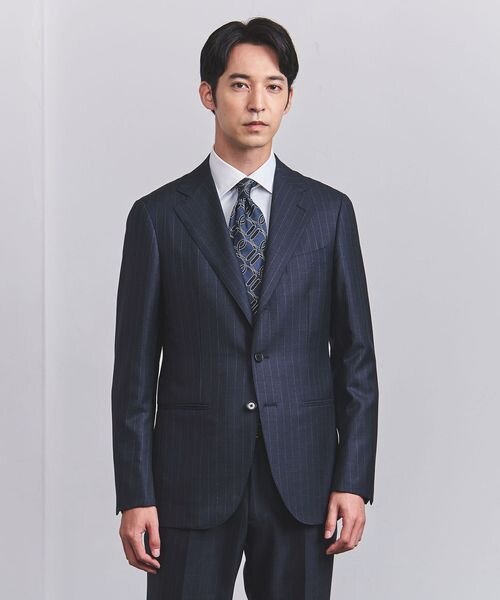ストライプ柄のスーツを着た男性