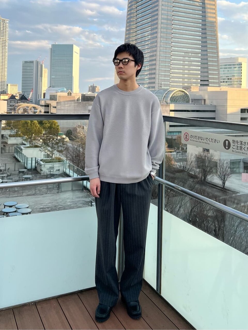 グレーのニットにスラックスをあわせたコーデ