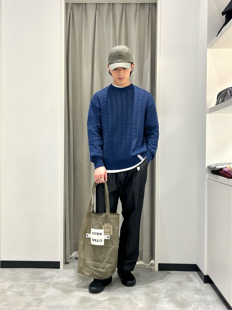 ブルーのニットにTシャツをレイヤードしたコーデ