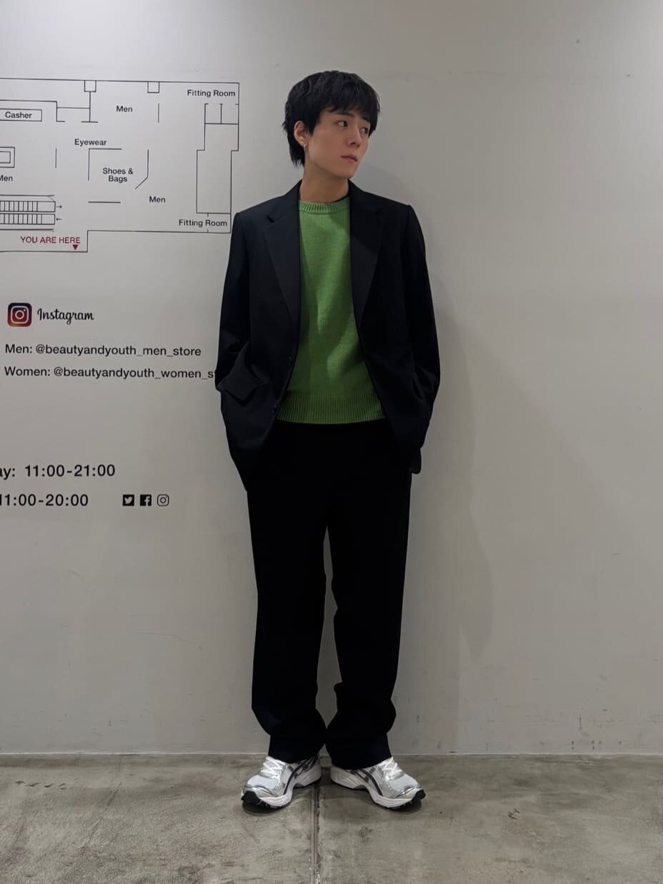 グリーンのニットにセットアップをあわせたコーデ