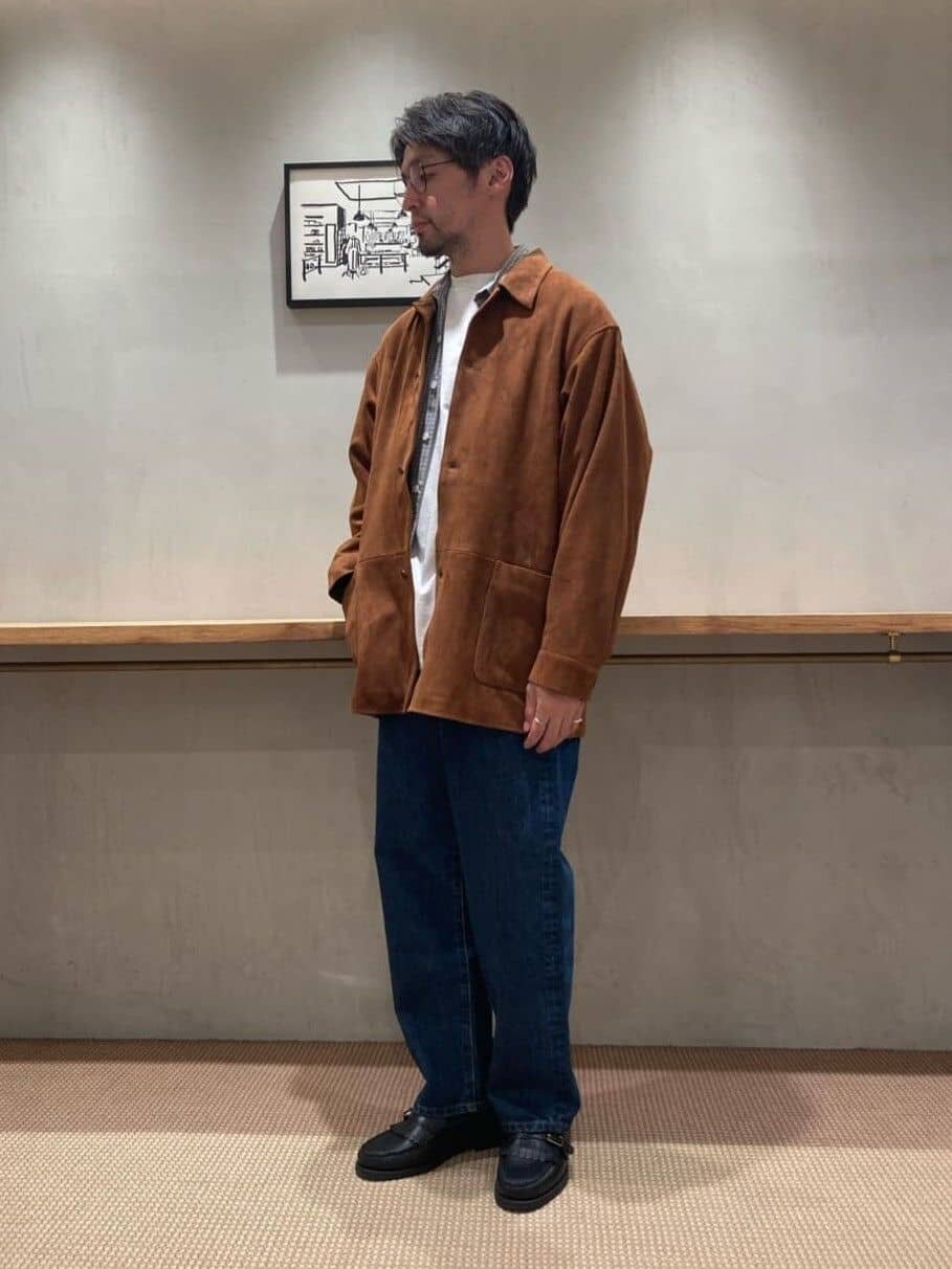 スエードカバーオール×チェック柄シャツコーデ